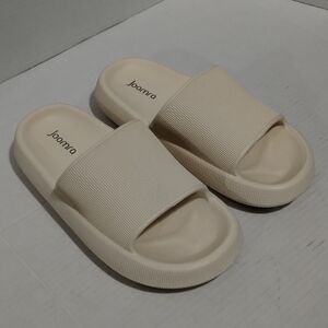 Joomra Women's Cream Slippers